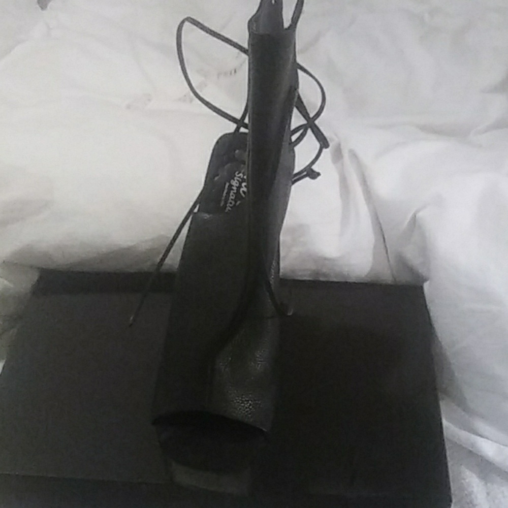 Shoes - Picture 3 of 4
